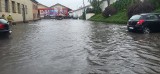 Oberwanie chmury w Limanowej. Ulicami miasta płynęła rzeka, woda wdzierała się do lokali. Strażacy interweniowali kilkanaście razy 