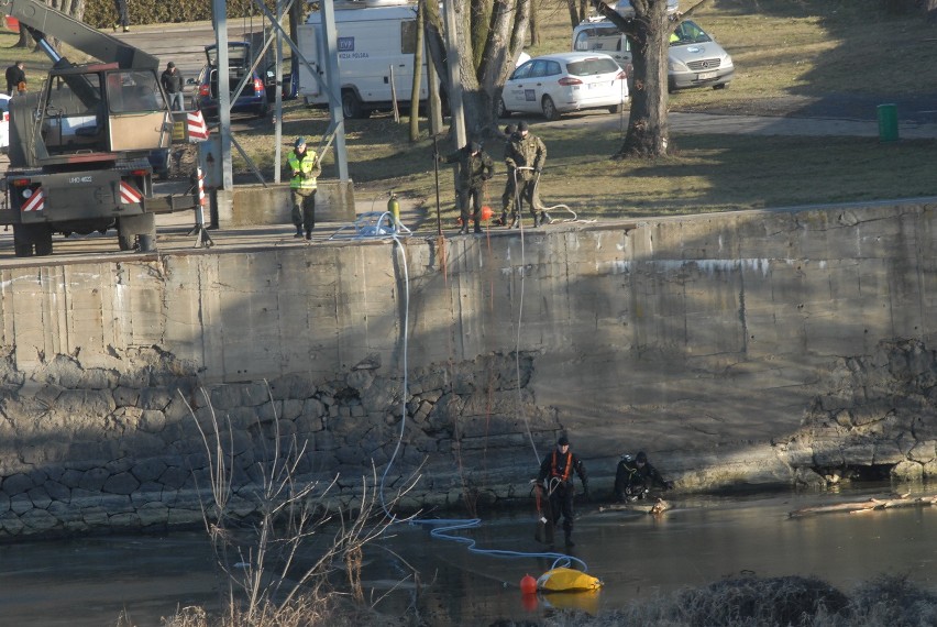 Rozpoczęła się akcja wyciągania 250-kilogramowej bomby