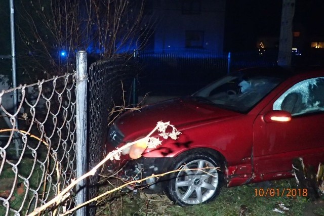 Mercedes uderzył w płot. Kierowca z Gaszowic był kompletnie pijany i uciekł w zarośla