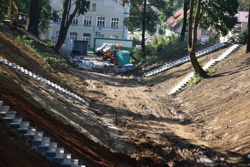 Tarnów. Poślizg z parkiem coraz większy, a jeszcze konieczne są poprawki [ZDJĘCIA]