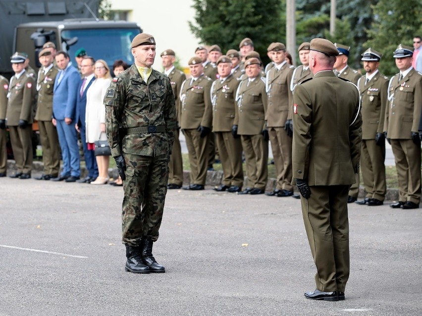 Przysięgę wojskowa i odsłonięcie tablicy pamiątkowej ku czci...