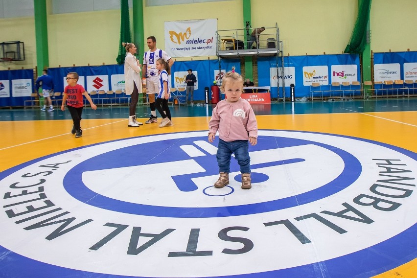 Handball Stal Mielec (biało-niebieskie stroje) pokonała...