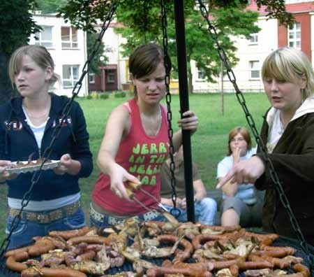 Międzynarodowe grillowanie. Magda i Kasia, wspólnie z Marią sprawdzają, czy kolacja się nie spaliła.