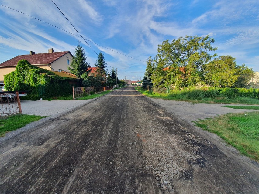 Budowa nowej drogi z Większyc do Radziejowa w gminie Reńska Wieś idzie zgodnie z planem