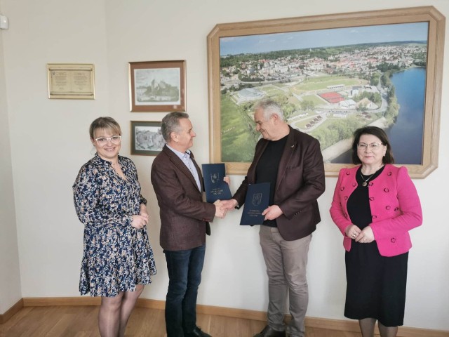 Ceremonia podpisania umowy na budowę boiska wielofunkcyjnego przy szkole podstawowej numer 1 w Pińczowie.