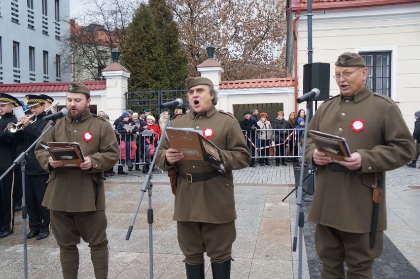 Patriotyczne śpiewanie na Rynku Kościuszki
