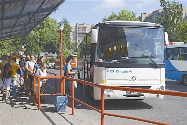 Choć połączenia są nierentowne, z autobusów PKS-u nadal korzysta wiele osób. (fot. Helena Wieloch)
