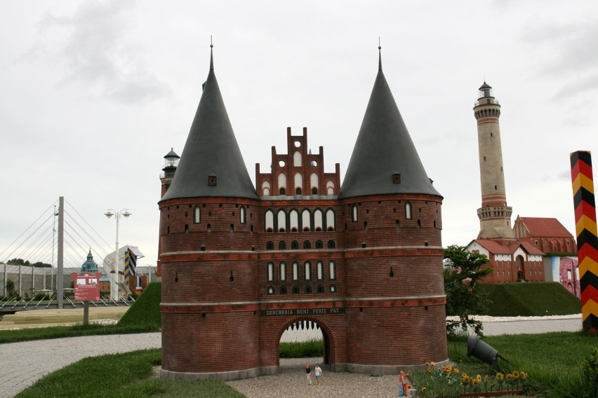 Jarosław Olczyk w swojej pracowni buduje miniatury zamków, kamienic i pałaców, które wyglądają jak prawdziwe