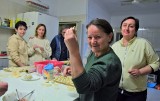 Ukrainki w Tarnobrzegu sprzedają pielmienie i pierogi, żeby pomóc walczącym. - Kiedy lepię nie płaczę - mówi Ira         