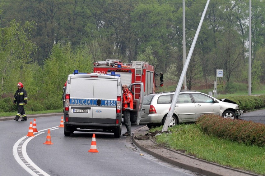 Wrocław: Toyota rozbiła się na latarni przy Królewieckiej (ZDJĘCIA)