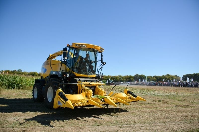 Podlaski Dzień Kukurydzy 2013 w Szepietowie. Wielkie show na polu. Najnowsze maszyny pokazały, co potrafią [ZDJĘCIA]