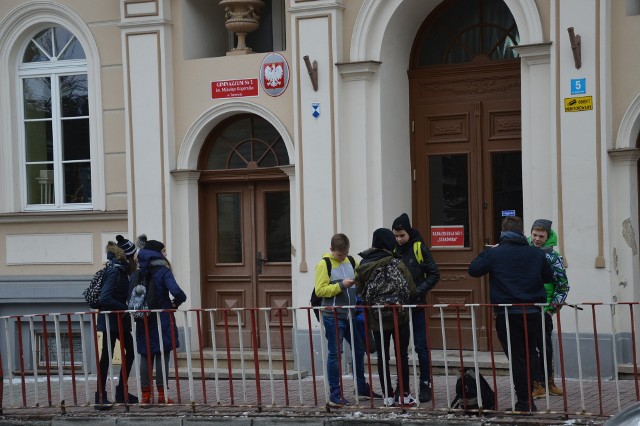 Gimnazjum nr 2 przy ul. Kopernika w Tarnowie, ma od września dzielić budynek z nową Szkołą Podstawową Dwujęzyczną nr 24. Takie rozwiązanie proponowali władzom miasta sami nauczyciele.