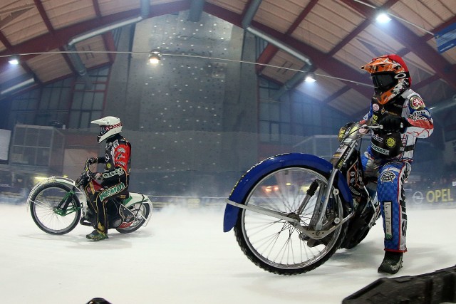 W miejscowości Jonsdorf w Niemczech odbyła się gala lodowa "Drift on Ice". W imprezie nie mogło zabraknąć żużlowców. Rywalizację na tafli wygrał reprezentant gospodarzy Richar Geyer. Drugi był jego rodak Ronny Weis, na najniższym stopniu podium stanął Rosjanin Siergiej Małyszew. W Jonsdorf nie mogło zabraknąć naszego żużlowego fotoreportera - Jarosława Pabijana. Zobaczcie efekty jego pracy. Jest co oglądać! >>>