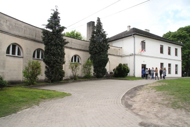 To jeden z trzech budynków, w których dziś mieści się Zespół Placówek Oświatowych w Piotrkowicach.