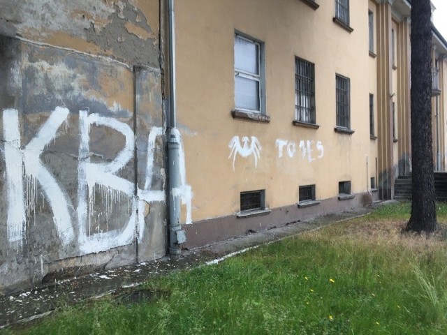 Pijani zniszczyli elewację byłego budynku policji w Międzyrzeczu.