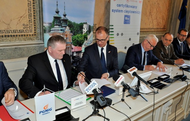 Porozumienie pomiędzy miastem Przemyślem i PGNiG Termika podpisano w maju ubiegłego roku (na fot).