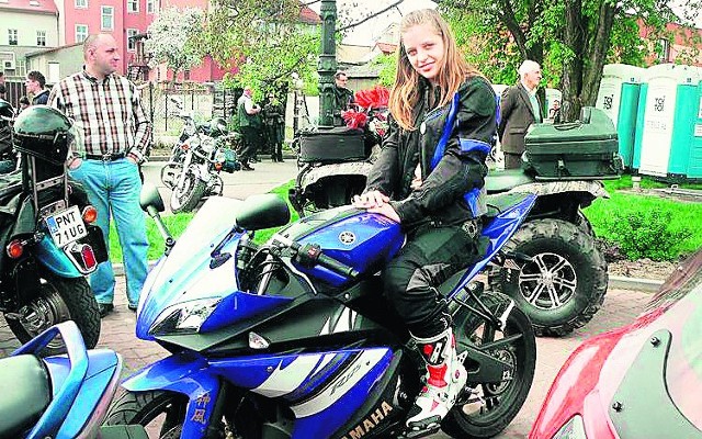 Karolina Koczera na swoim motocyklu