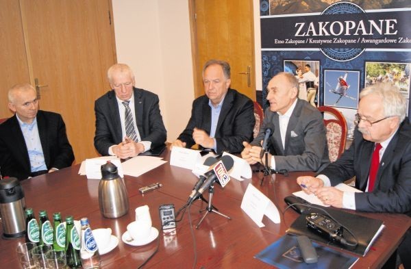 Janusz Majcher i Czesław Lang (drugi z prawej) podpisali umowę