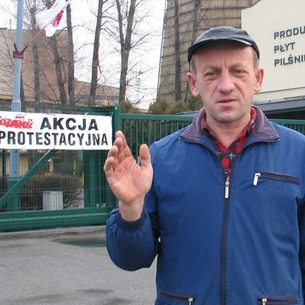 W grudniu ub.r. związkowcy z Solidarności prowadzili w Fibrisie akcję protestacyjną. Domagali się podwyżek. Nz. Janusz Galiczyński, jeden z członków związku.