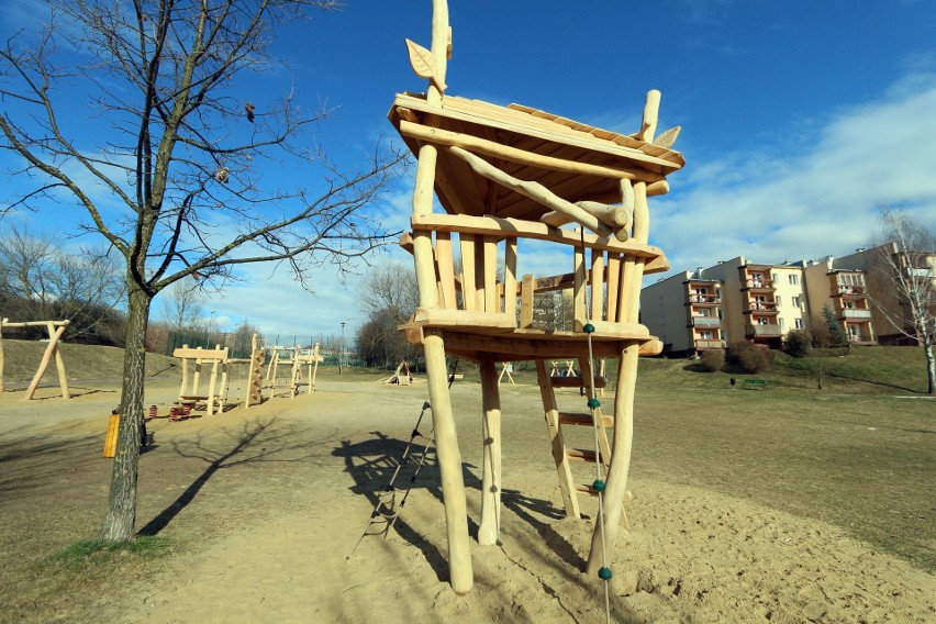 Górale z Kościeliska urządzili nowy plac zabaw w wąwozie na Czubach w Lublinie. Zobacz zdjęcia