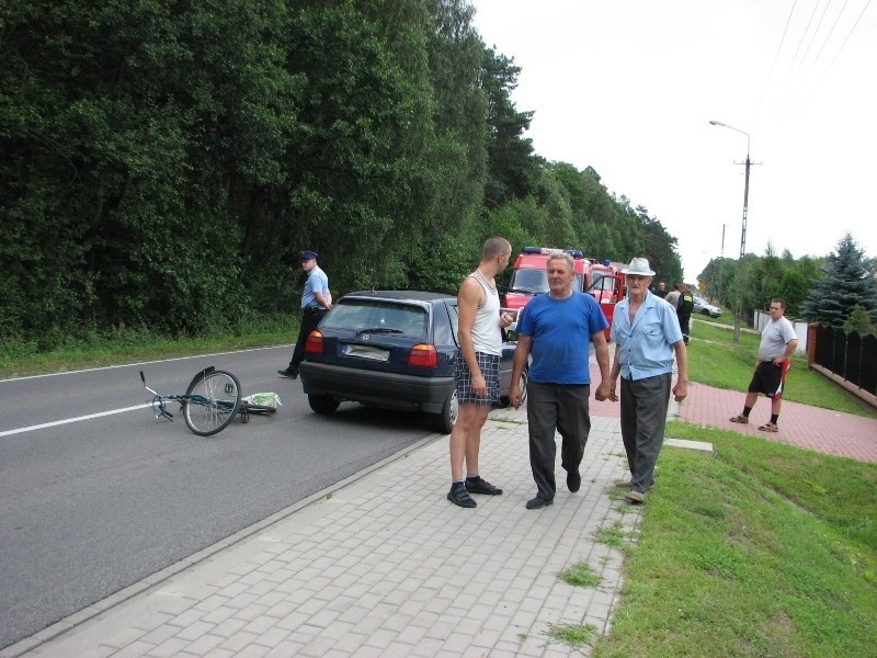 Potrącenie rowerzystki w Glinie pod kaplicą. Na sygnale odwieziono ją do szpitala (zdjęcia)