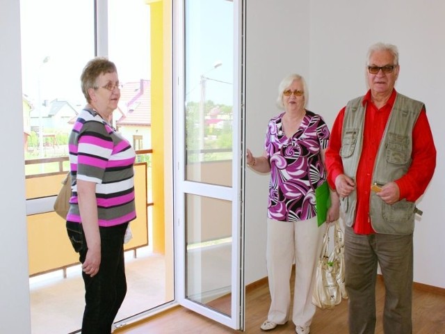 Alina Pluskota oraz Janina i Bogdan Miruccy w swoim mieszkaniu.Alina Pluskota oraz Janina i Bogdan Miruccy w swoim mieszkaniu. Panie są siostrami i cieszą się podwójnie, bo... będą sąsiadkami. Ich mieszkania dzieli tylko jedno piętro