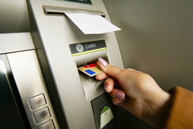 Warto też korzystać z bankomatów w miejscach uczęszczanych. Bo tam przestępcy zazwyczaj urządzenia omijają.