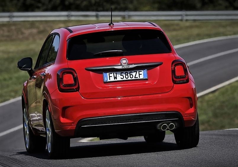 Model 500X Sport honoruje 20-letnią współpracę pomiędzy marką Fiat a włoska federacja piki nożnej oraz szeroko rozumianym sportem