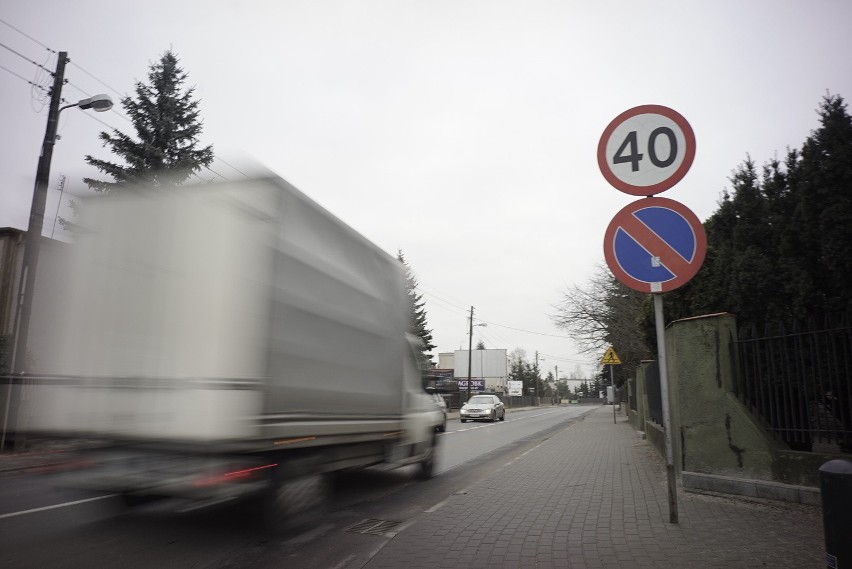 Poznań: Kierowcy nie zważają na znaki na ul. Malwowej