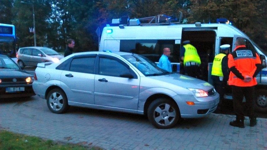 Ul. Branickiego. Autobus zderzył się z golfem i fordem (zdjęcia) 