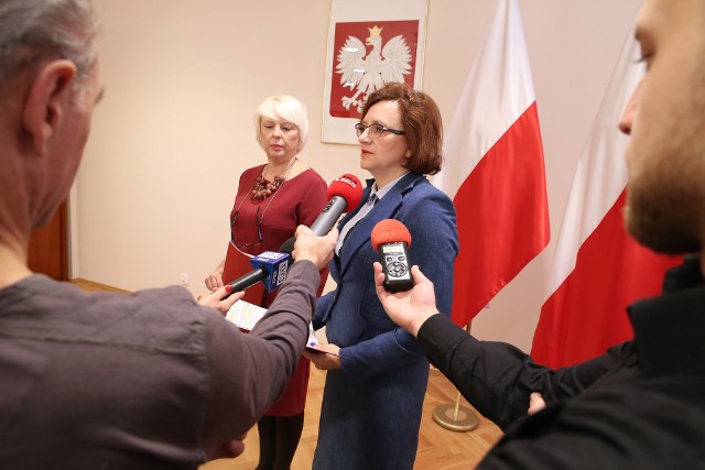 Od prawej: wojewoda  Agata Wojtyszek, dyrektor Anna Gromska