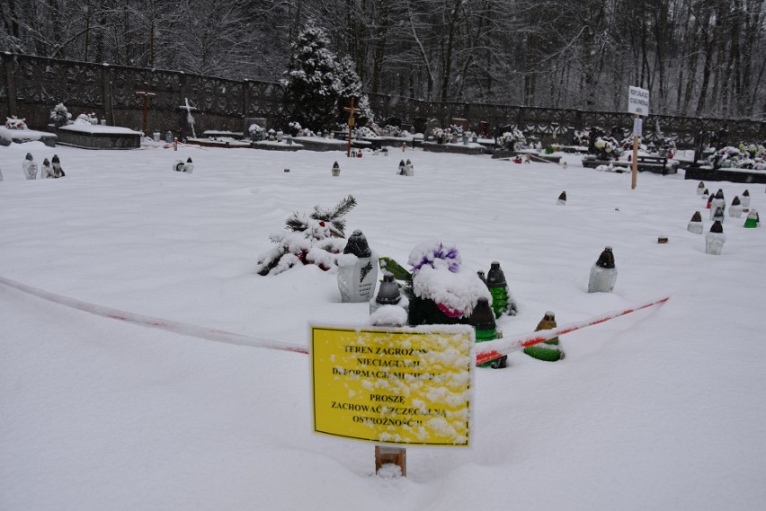 Miejsca zapadliska na cmentarzu w Trzebini