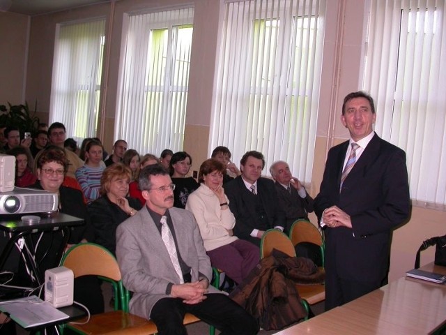 Wprawdzie do liceum prezesa Balcerka zaprosili licealiści, ale na spotkaniu pierwsze rzędy zajęli samorządowcy i nauczyciele.