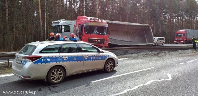 Wypadek na DK1 w Kobiórze. Jedna ciężarówka uderzyła w
