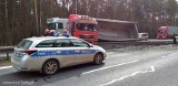 Wypadek na DK1 w Kobiórze. Jedna ciężarówka uderzyła w barierki, a druga wjechała do rowu