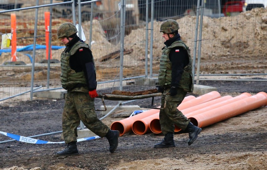 Granatniki, granat i amunicja z czasów II wojny światowej znalezione przy ul. Okopowej. Policja zabezpieczała teren