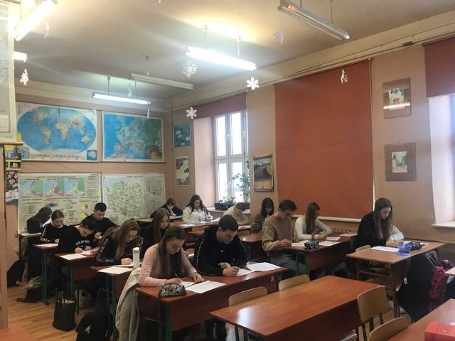W II Liceum Ogólnokształcącym imienia Tadeusza Kościuszki w Sandomierzu do próbnej matuty przystąpiło  106 uczniów z czterech klas maturalnych