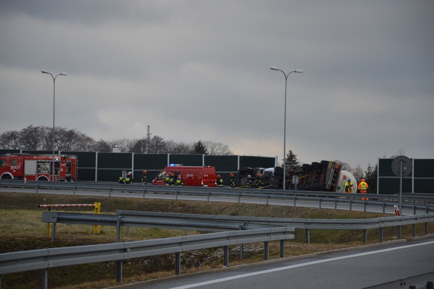 Tarnów. Zablokowany wjazd na autostradę A4 w kierunku Krakowa. Przewrócona cysterna tarasuje drogę [ZDJĘCIA]