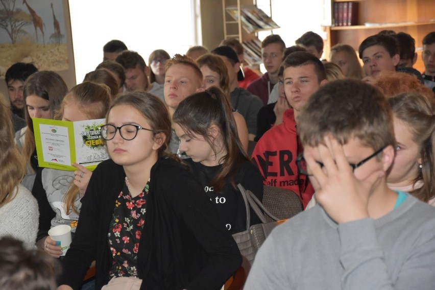 Tłum młodych uczniów na festynie ekologicznym "Świętokrzyskie czeka na ciebie" w starachowickiej bibliotece