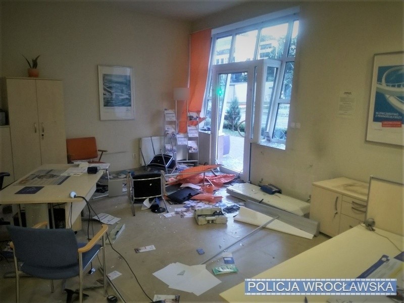 Zdemolowane biuro ubezpieczeniowe na wrocławskim Szczepinie....