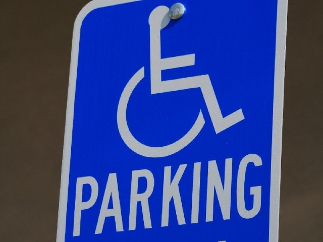 Niepełnosprawni pacjenci poradni mają problem z parkowaniem