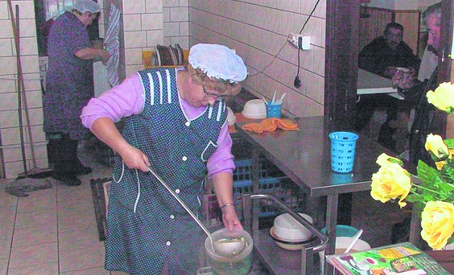 Przygotowanie posiłków w jednej z radomskich stołówek dla bezdomnych. Opisy podatkowe często trafiają na takie cele. 