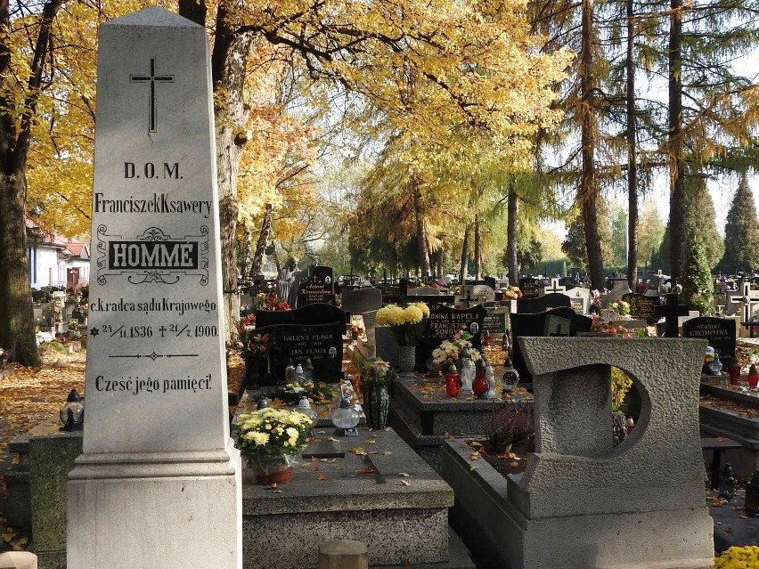 Kwesta na cmentarzu w Andrychowie w 2013 roku. Pozostałe...