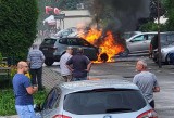 Pożar samochodu na ulicy Kilińskiego w Staszowie. Paliło się w komorze silnika