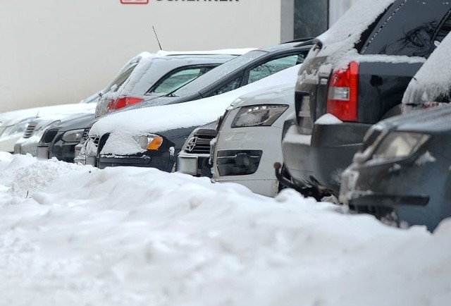 Kontroler może odśnieżyć szybę w poszukiwaniu karty parkingowej