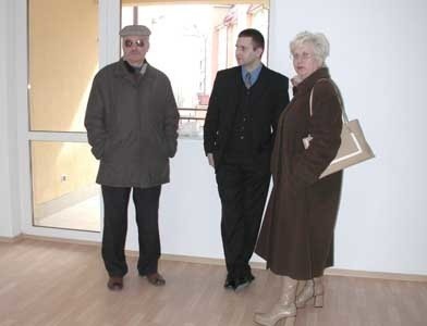 Państwo Marek i Bożena Szymańscy ze Słupska oglądali mieszkanie w towarzystwie Krzysztofa Gorzelaka, pracownika MAT-BET -u ( w środku)