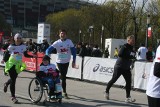 Orlen Warsaw Marathon zdobyty. Nasi niepełnosprawni zawodnicy na trasie [ZDJĘCIA]