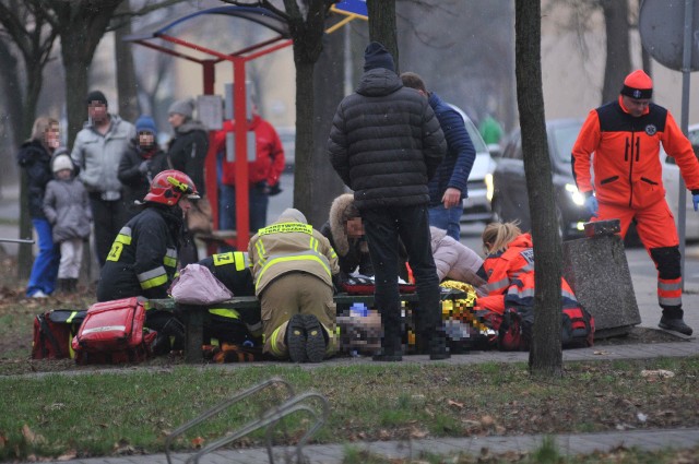 Około 60-letnia kobieta zasłabła na chodniku przy ul. Orła Białego w Kostrzynie nad Odrą. Początkowo pomocy poszkodowanej udzielali świadkowie i strażacy.