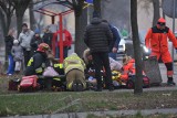 Kobieta zasłabła na chodniku w Kostrzynie. Karetki w mieście nie było. Początkowo pomocy udzielali świadkowie i strażacy [ZDJĘCIA]