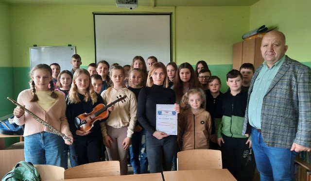 W  czwartek, 23 lutego uczniowie Publicznej Szkoły Podstawowej w Ujeździe wzięli udział w niezwykle zajmujących warsztatach prowadzonych przez absolwentkę szkoły – Aleksandrę Dobroć.
